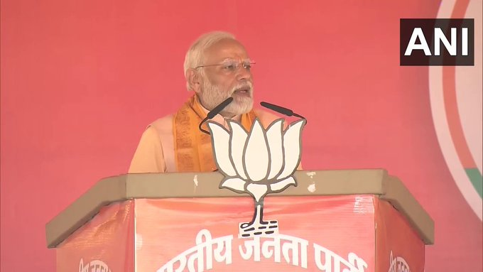 timesofindia's tweet image. In #Seoni, #MadhyaPradesh: Prime Minister #NarendraModi says "Before 2014, each scam of #Congress used to be worth lakhs of crores, now there are no scams in the #BJP government. The money that we have saved for the rights of the poor is now being spent on the ration of the poor.