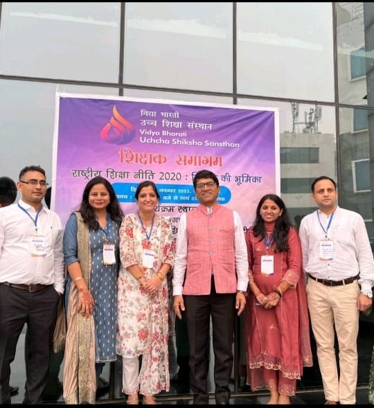 college_slc's tweet photo. 🌟 Spectacular day at the Teacher's Summit hosted by @VBUSSOrg at @AICTE_INDIA! 🎓 With Prof. Yogesh Singh, VC of @UnivofDelhi, Prof. Rabi Narayan Kar, and many eminent academicians. Exciting participation from young faculty members! 📸 #TeachersSummit #Education #VBUSS #AICTE https://t.co/TvU1Toktnn