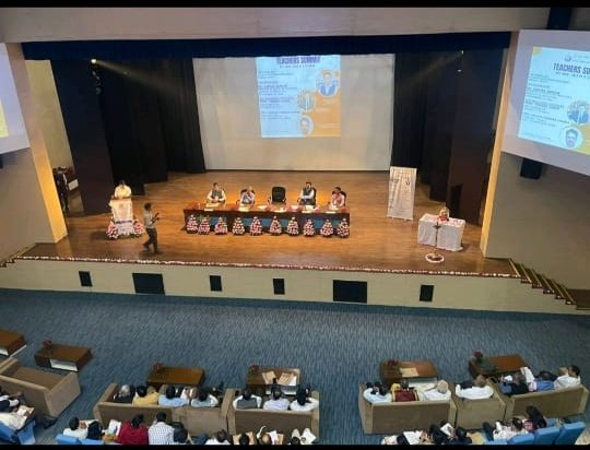 college_slc's tweet photo. 🌟 Spectacular day at the Teacher's Summit hosted by @VBUSSOrg at @AICTE_INDIA! 🎓 With Prof. Yogesh Singh, VC of @UnivofDelhi, Prof. Rabi Narayan Kar, and many eminent academicians. Exciting participation from young faculty members! 📸 #TeachersSummit #Education #VBUSS #AICTE https://t.co/TvU1Toktnn