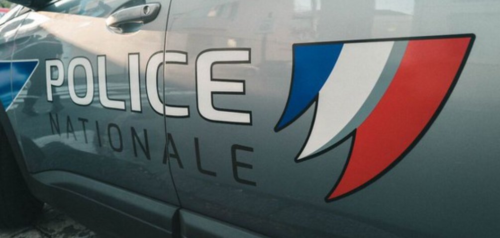 🇨🇵 TV Natio France - Une femme de 30 ans poignardée à son domicile de Lyon, une croix gammée a été gravée sur sa porte

Les faits se sont déroulés dans le quartier de Montluc dans le 3ème arrondissement de Lyon.

Aux environs de 13H00, une femme, âgée de 30 ans, se trouvait à son…