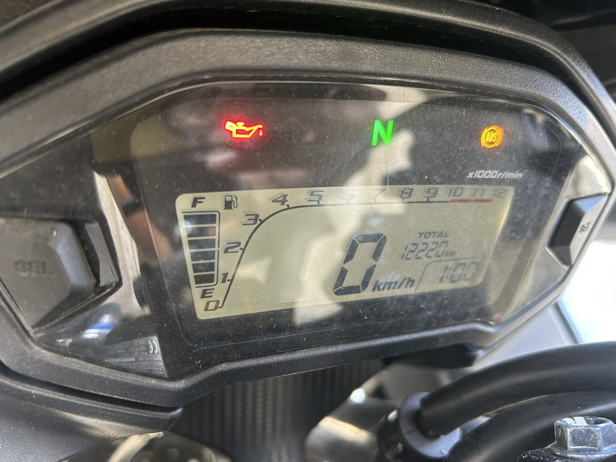 9240Bc's tweet photo. 2018年製　CBR400R  NC47
走行距離　12220
車検切れ
車体をラバースプレーで塗装➕ラッピング
このバイクを売るとしたら値段はいくらぐらいになると思いますか？
わかる方教えて頂きたいです https://t.co/sIkVF3kX31