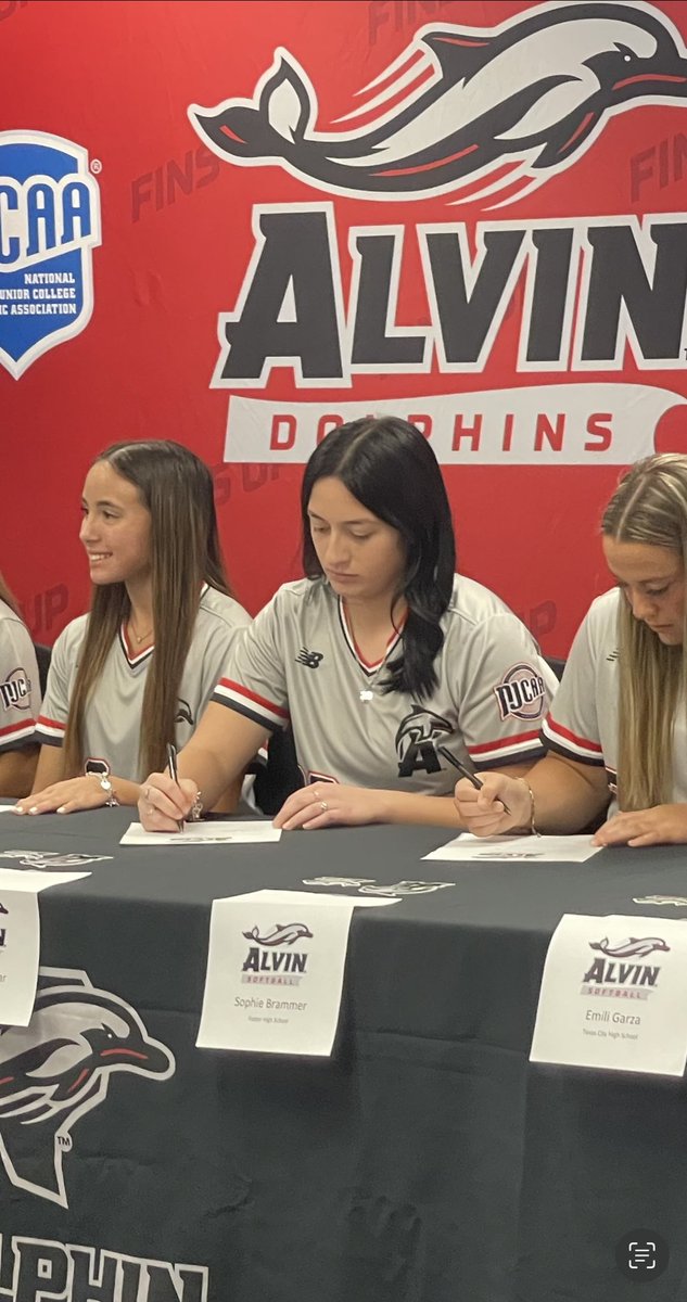 savanahsalazar9's tweet photo. Happy to have signed at Alvin yesterday, for my official signing. Extremely grateful to be given this opportunity and can’t wait for the future #ACC @Fins_Softball 🐬❤️ https://t.co/tlByQbHuF3