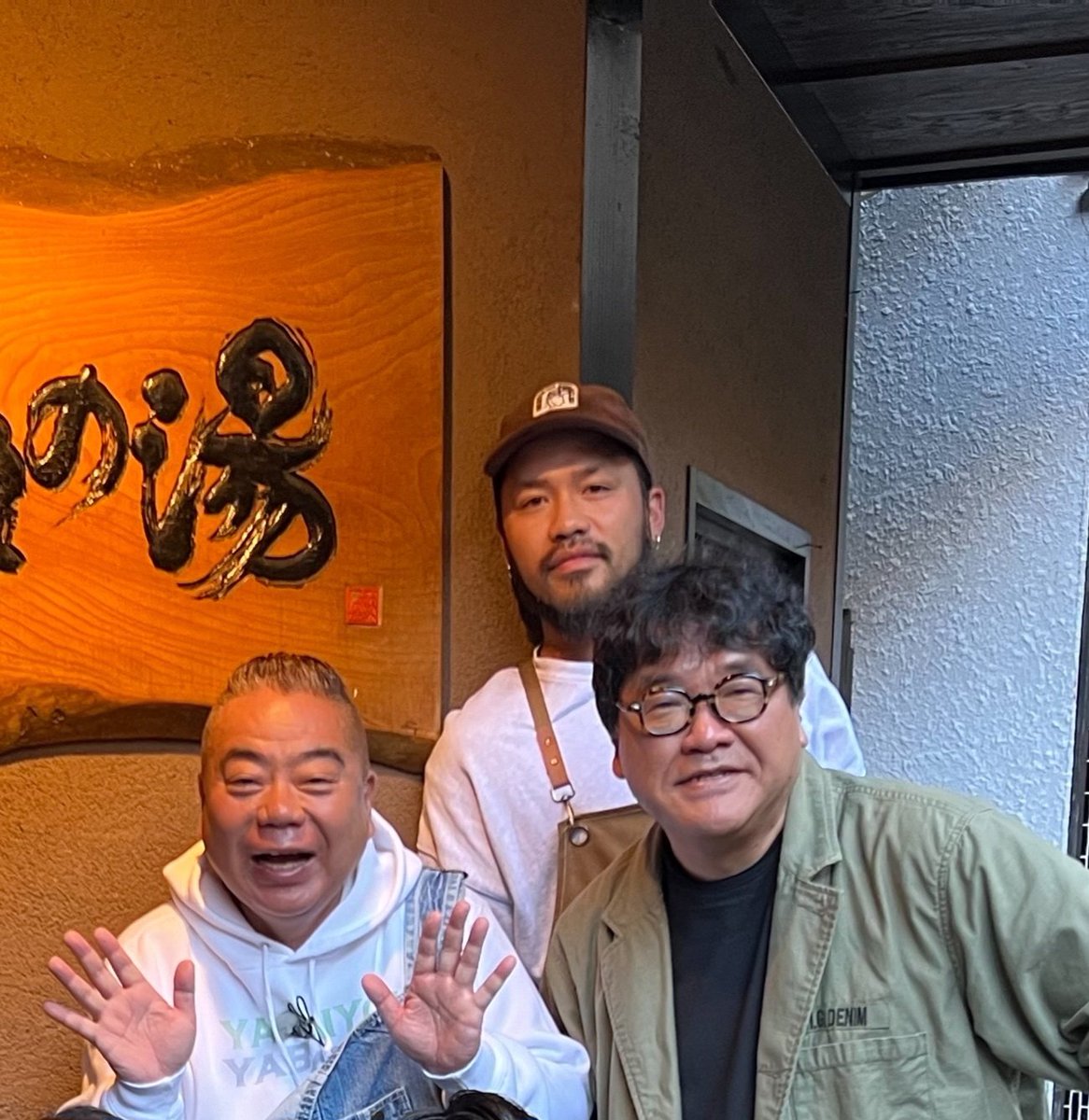 taakupo77's tweet photo. 二日酔い浮腫み顔と芸人さん

ふた周り違うのに老け具合い一緒なのなんで https://t.co/GeaZO48gOU
