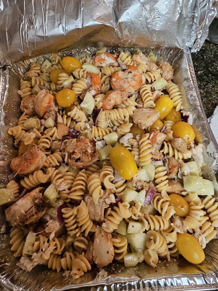 msyasmin's tweet photo. I love this all-weather sport. Shared my tailgate dish with some cool people. Watch my favorite player @AJCornelius65 #GoDucks๐๐๐๐ #65ismyson #footballmomlife https://t.co/Qy5LMo8Nl8