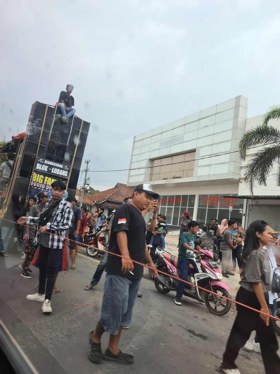 Aprlnlnd's tweet photo. Penyebab macet. https://t.co/BNcvLIDfi9