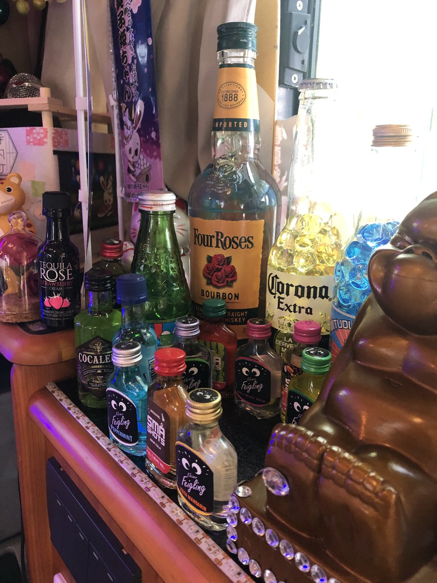 Donkomaru_no1's tweet image. #jakdaniels #jimbeamプレミアム　#FourRoses  #ＶＳＯＰ　#里娘
#大阪地酒浪花正宗
こんだけありゃあどんな酒豪酒乱が来てもヘベレケにしてあげれるな
全て未開封で僕のブースで祝い酒する準備万端です👍炭酸水だけでクーラーボックス特大のが2つ満パンになってる
#キャンピングカーファンフェス5周年