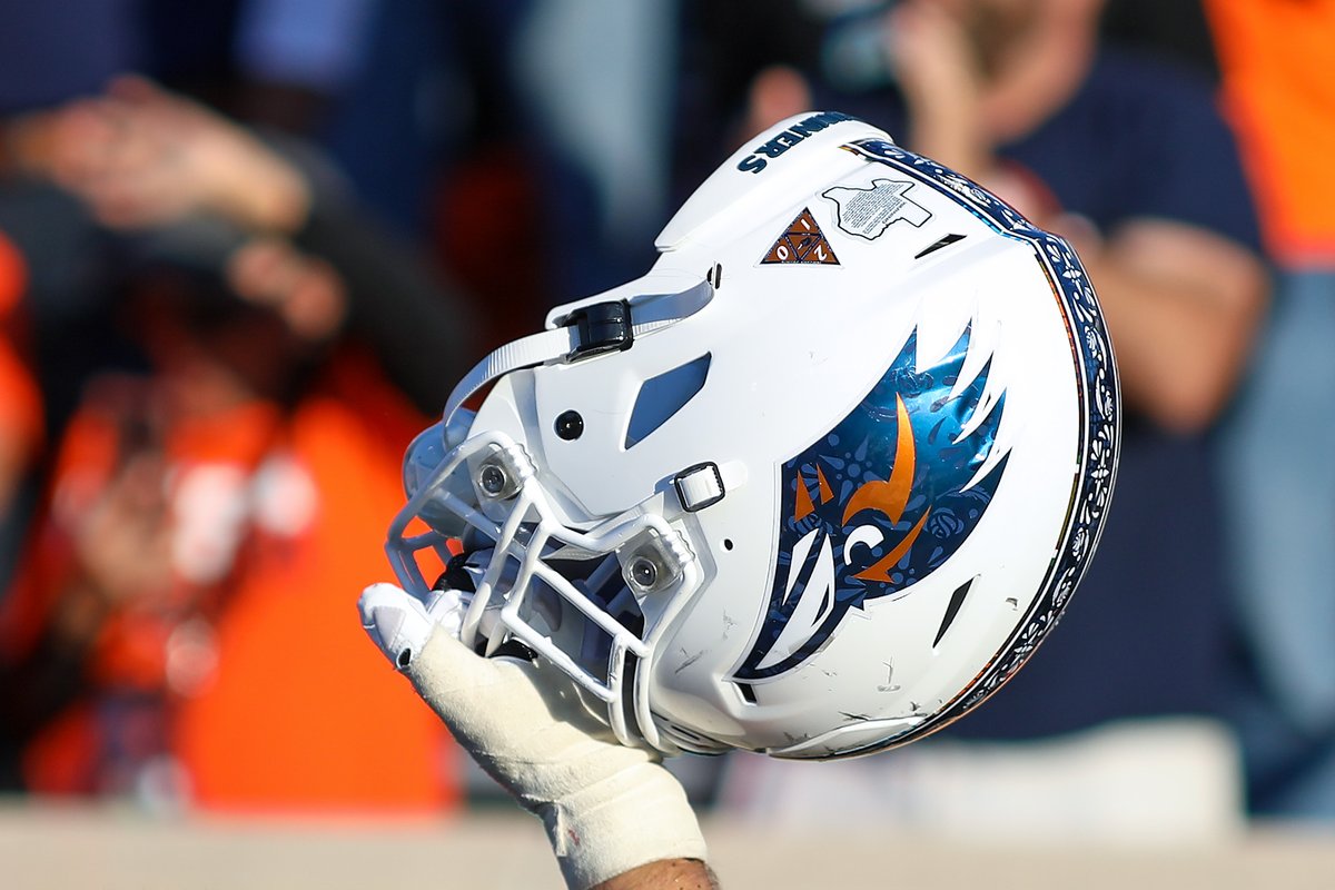 #UTSA = undefeated in this helmet. <a href="/ernestogalmaraz/">Ernesto Almaraz</a> <a href="/BirdsUp/">chris paul</a>