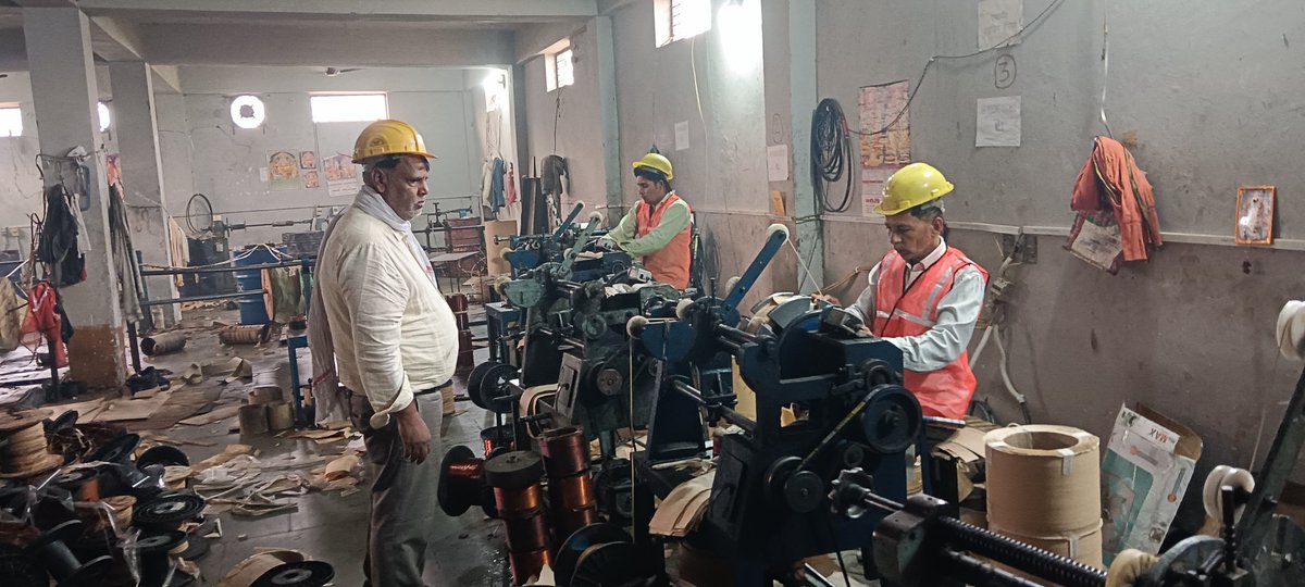 परिवर्तक किट्टी मेंटेन करने के लिए हाथरस वर्कशॉप
में रविवार के दिन कार्य किया जा रहा हैं आगामी 
त्योहार क्रो देखते हुए <a href="/dvvnlhathras/">DVVNL HATHRAS</a> <a href="/dvvnlhq/">Dakshinanchal Vidyut Vitran Nigam Limited</a> @DvvnlWorkshop <a href="/e_aligarh/">E.E W/S Aligarh</a>