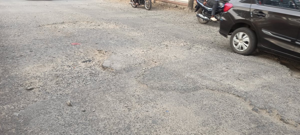 Swapnil_Learner's tweet photo. @pcmcindiagovin @PCMCSarathi Location: Road in front of Ajeenkya D Y Patil University.
Please help to fix potholes on this road. See the road conditions in photos, it's very difficult to commute. This small patch road becomes accident prone to everyone who is using it. https://t.co/W0k4pUl8k9