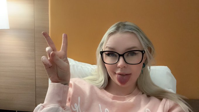 It&rsquo;s officially my birthday!!! 🎂 https://t.co/rSncm1ragD<a href="/tag/newprofilepic"class="tags"><span>#newprofilepic</span></a>