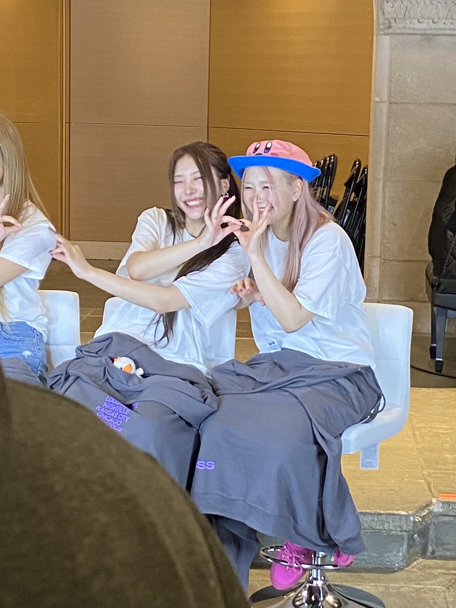 megameows's tweet photo. chaein and swan✨ @RBW_PURPLEKISS 💜🥹 these are so wholesome https://t.co/96LChsLhb7