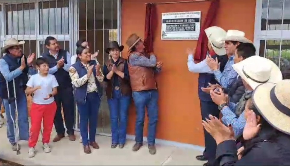 TBC_124's tweet photo. Agradezco al C. Silvestre Sánchez Pérez. Presidente del Comisariado de los Bienes  Ejidales, C.  Gabriel Vicente Pérez. Secretario. C. Ángel Sánchez Villafaña.Tesorero y  C. Epifanio Sánchez Moreno. Consejo Vigilancia, por todo el apoyo en las gestiones de la construcción del TBC https://t.co/OwhgZE25TM