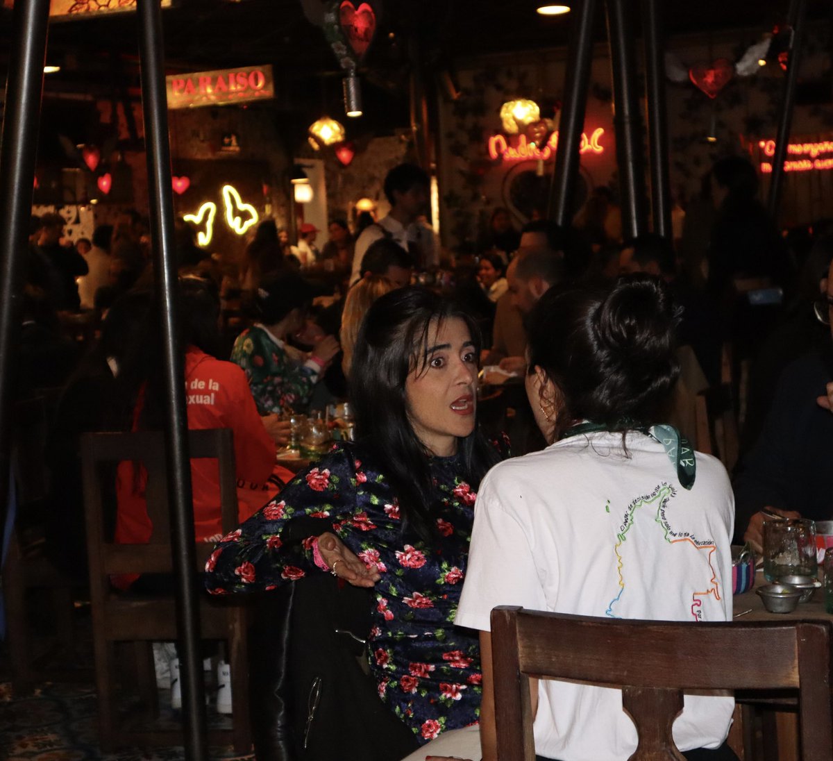 marisanzdesa's tweet image. Conocí a @carolannfiru en la #CenaMasPoderosaDelAño y me parece que tenía el vestido más cool de la noche