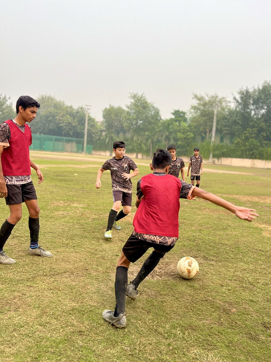 capitalfa2021's tweet image. At 𝐂𝐚𝐩𝐢𝐭𝐚𝐥 𝐅𝐨𝐨𝐭𝐛𝐚𝐥𝐥 𝐀𝐜𝐚𝐝𝐞𝐦𝐲, we believe in unlocking your true potential. 
Our training center is where you discover the best version of yourself on the field. ⚽💪 

Some glimpse of training ⚽️🏃📸 

#TrainToExcel | #CapitalFootballAcademy | #CFADelhi