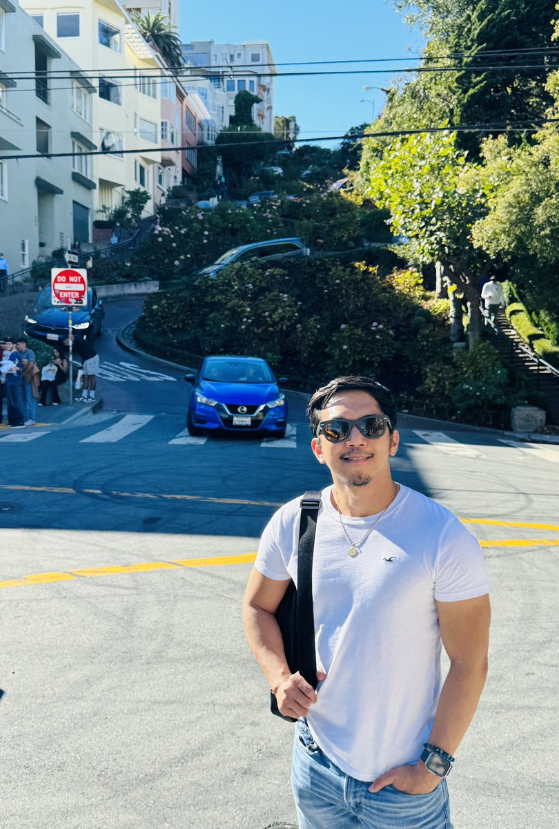 iam_kenito's tweet photo. The Crookedest Street in the World #LombardStreet #SanFo https://t.co/REzfP7adh8