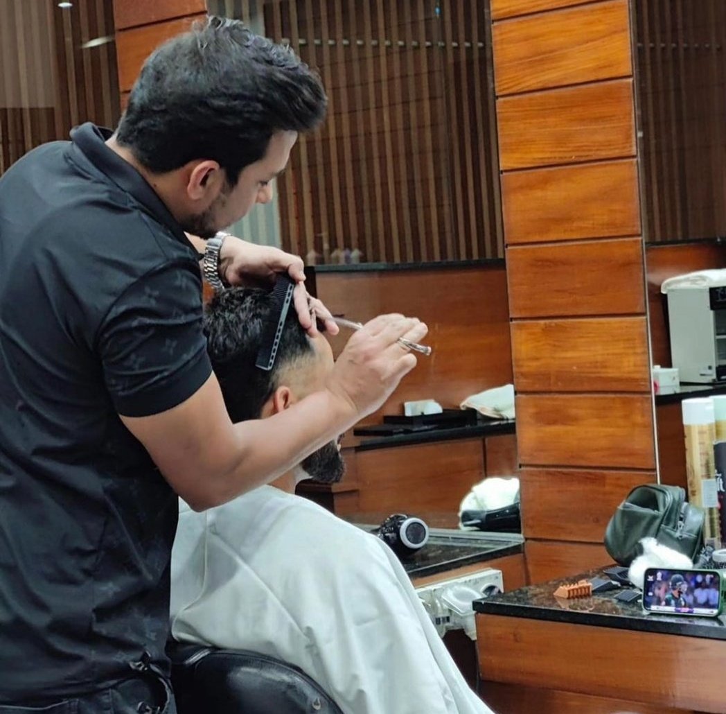 Virat Kohli was watching the Pakistan Vs New Zealand match while having the haircut.