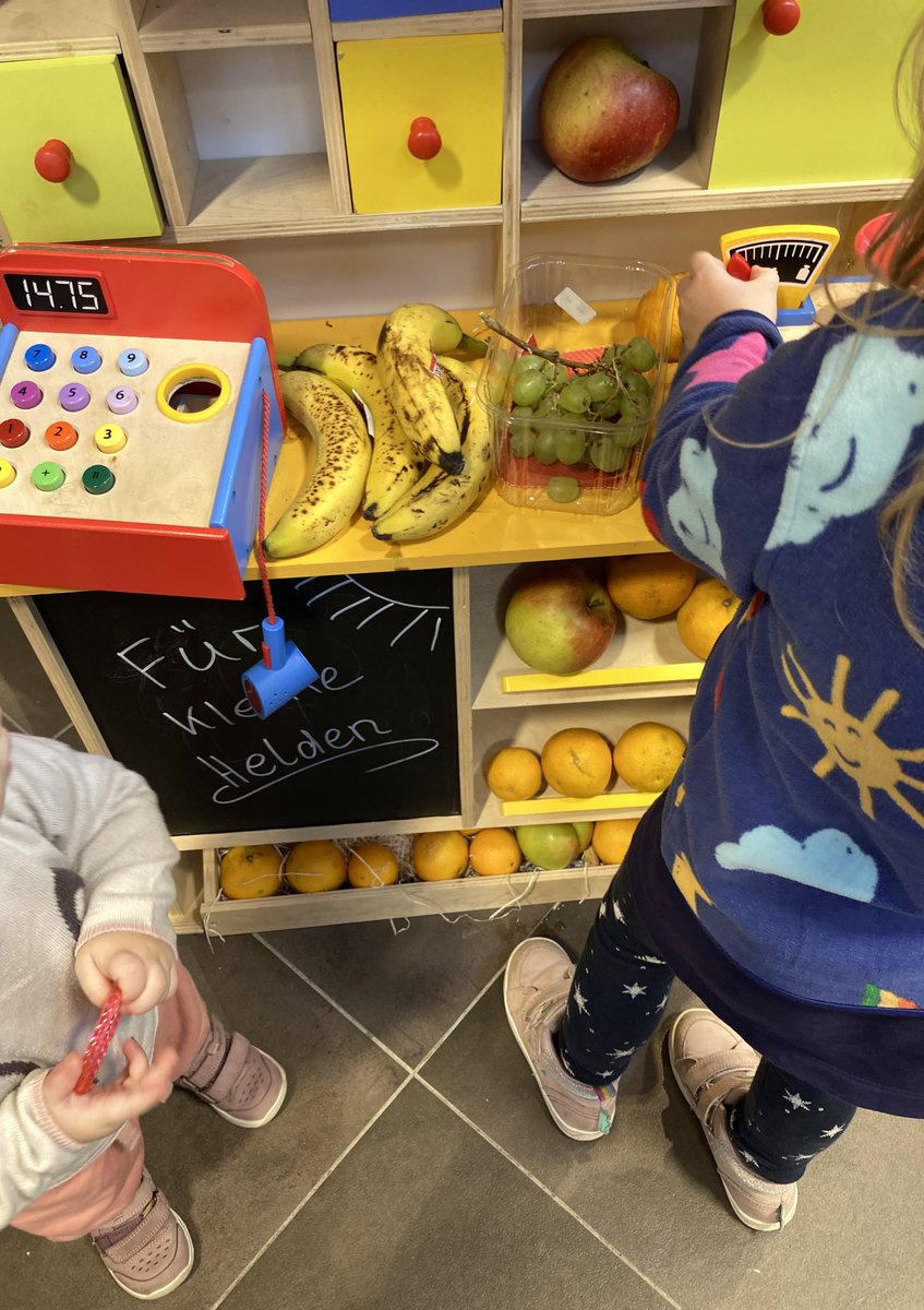 miauz's tweet photo. Bei uns im Rewe: Gratis Obst für Kinder. Und direkt daneben ein Bücherschrank mit kostenlosen Kinderbüchern 🥰 https://t.co/LiaW7AL970