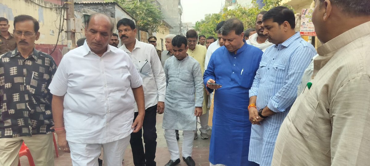 INCUttarPradesh's tweet photo. बीते दिनों कानपुर में हुए अपहरण और हत्याकांड के वास्तविक वस्तुस्थिति की जानकारी लेने के लिए प्रदेश अध्यक्ष श्री अजय राय जी के निर्देश पर कांग्रेसजनों का एक प्रतिनिधिमंडल कल पीड़ित परिवार से मिलने पहुंचा।

पीड़ित परिवार ने प्रतिनिधिमंडल से बात करते हुए कहा कि जांच करने के नाम पर पुलिस कुशाग्र के चरित्र को खराब न करे। बल्कि, चार्जशीट दायर कर मुकदमा फ़ास्टट्रैक कोर्ट में चलाए।

पीड़ित परिवार से मिलने के उपरांत प्रतिनिधिमंडल ने कानपुर के पुलिस कमिश्नर से मुलाक़ात कर पीड़ित परिवार की मांग से अवगत कराया।

प्रतिनिधिमंडल में जिलाध्यक्ष अमित पाण्डेय जी, प्रदेश महासचिव अंशु तिवारी जी समेत तमाम कांग्रेसजन रहे।