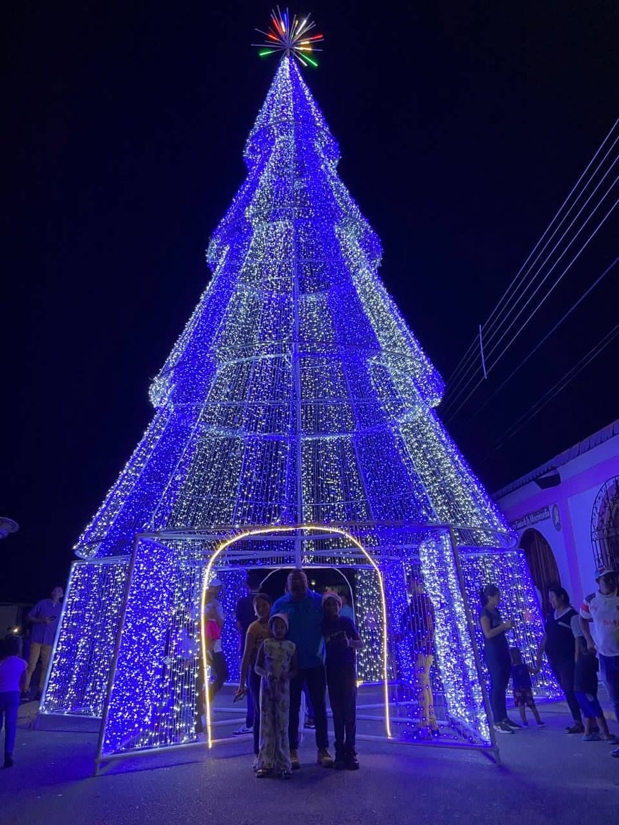 AlcaldiaAchag's tweet photo. Alcalde 𝗟𝗶𝗰𝗱𝗼. 𝗗𝗮𝗻𝗶𝗲𝗹 𝗡𝗶𝗲𝘃𝗲𝘀,  dió la bienvenida a la Época de Navidad, con el encendido del tradicional árbol de Navidad ubicado en la Av. Bolívar, frente a la Plaza, de la parroquia Achaguas 
@NicolasMaduro 
@eduardopiate2 https://t.co/7sF7faSYgw