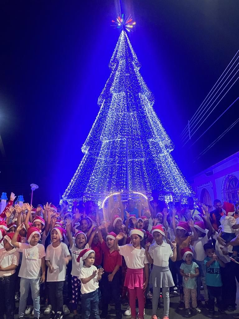 AlcaldiaAchag's tweet photo. Alcalde 𝗟𝗶𝗰𝗱𝗼. 𝗗𝗮𝗻𝗶𝗲𝗹 𝗡𝗶𝗲𝘃𝗲𝘀,  dió la bienvenida a la Época de Navidad, con el encendido del tradicional árbol de Navidad ubicado en la Av. Bolívar, frente a la Plaza, de la parroquia Achaguas 
@NicolasMaduro 
@eduardopiate2 https://t.co/7sF7faSYgw