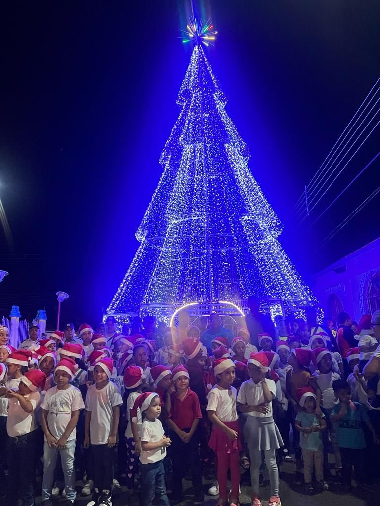 Alcalde 𝗟𝗶𝗰𝗱𝗼. 𝗗𝗮𝗻𝗶𝗲𝗹 𝗡𝗶𝗲𝘃𝗲𝘀, dió la bienvenida a la Época de Navidad, con el encendido del tradicional árbol de Navidad ubicado en la Av. Bolívar, frente a la Plaza, de la parroquia Achaguas @NicolasMaduro @eduardopiate2