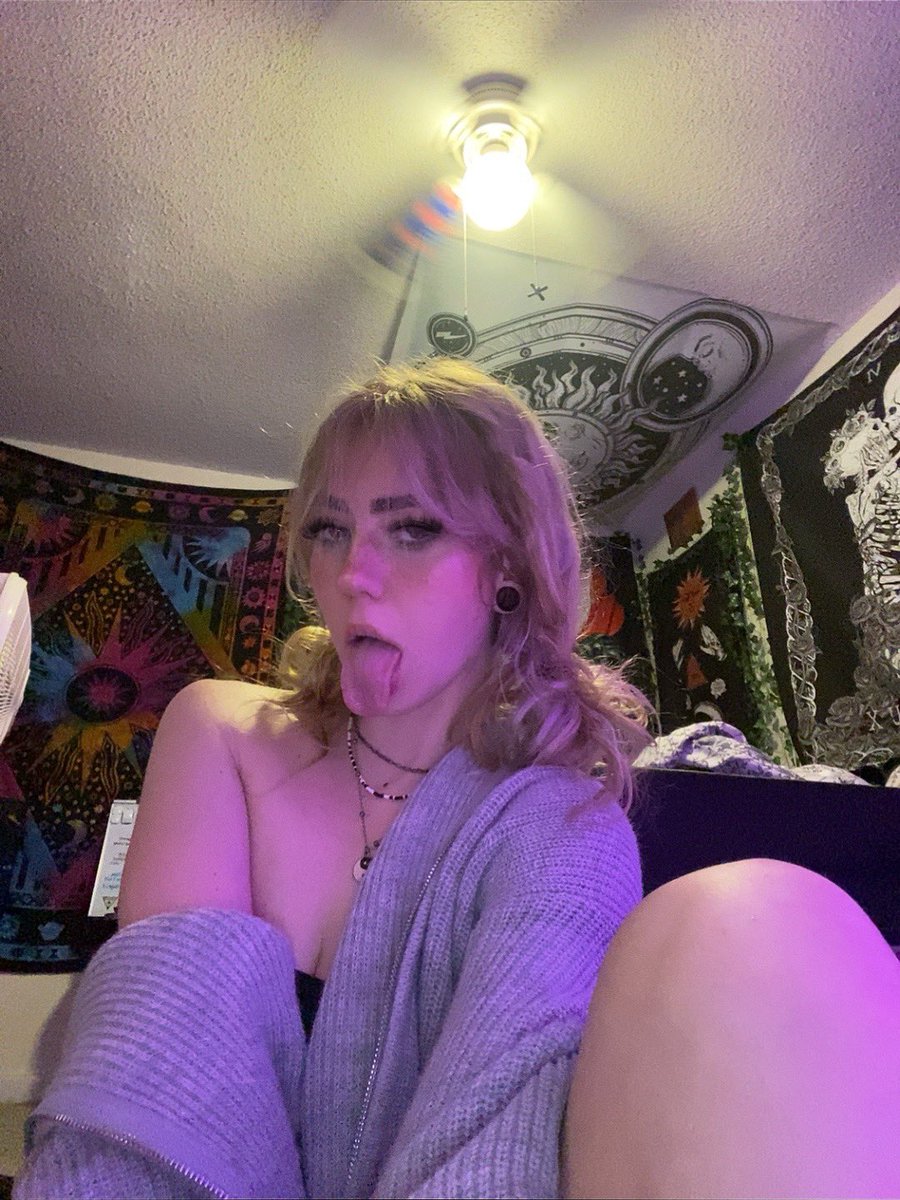 rylie222grace's tweet photo. who’s awake ?🙈 #sellingcontent https://t.co/JyYdb0nhic