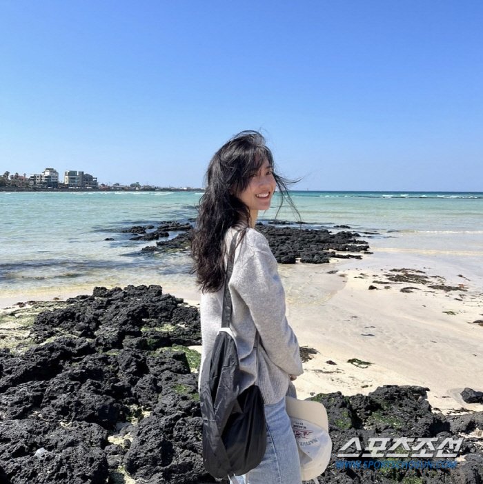 One of female leads of HP Shin Hyunbeen is poised to have another popularity jumps with TMYLM. The story of the two adults who show their love by using their eyes as language and facial expressions is expected to give viewers warm and fluttering feeling