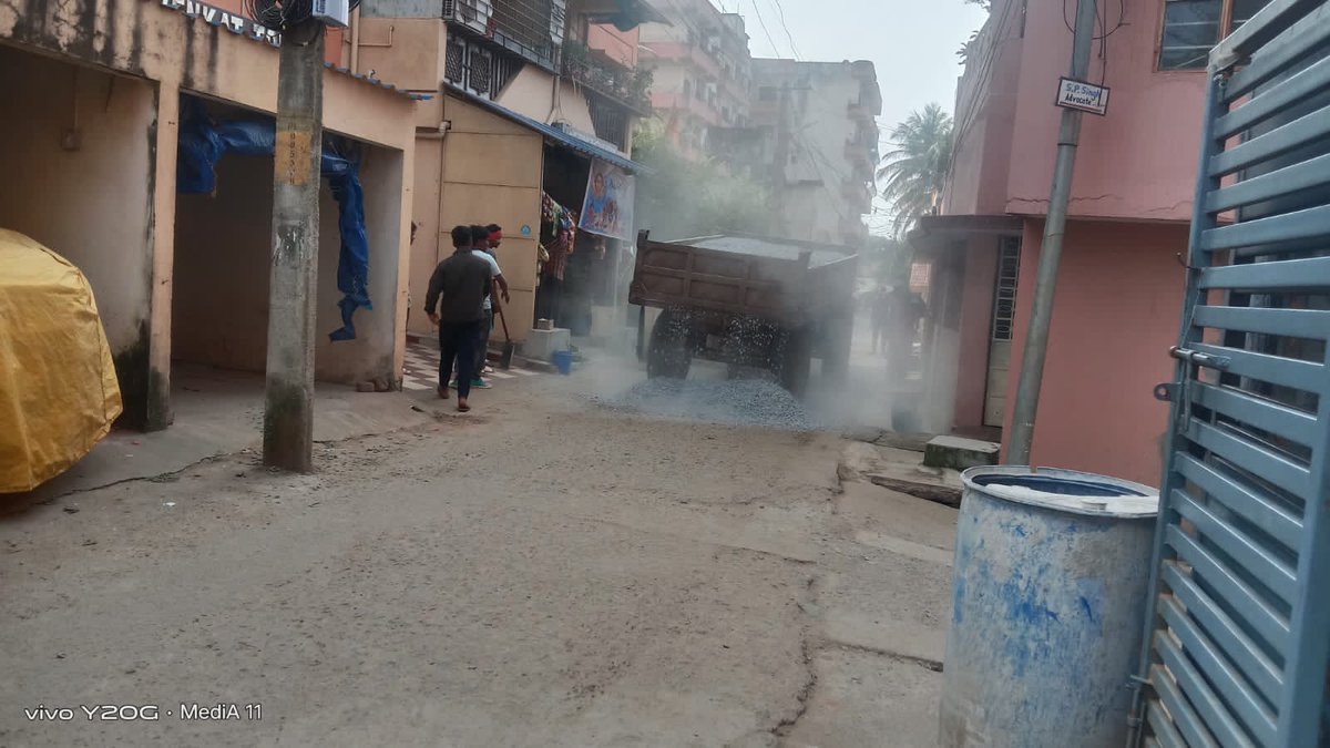 k_deoraj's tweet photo. @CkpSdo मैडम,चक्रधरपुर के वार्ड-17 रिटायर्ड कॉलोनी में सैकड़ों परिवारों के आवाजाही का रास्ता ठेकेदारों द्वारा ब्लॉक कर दिया गया है,कृपया मामले त्वरित पर संज्ञान लेकर रास्ता खुलवाने का कष्ट करें।☎️9835159026 @JharkhandDMA @DC_Chaibasa @SukhramOraonJMM @ChampaiSoren @JharkhandCMO https://t.co/wiqabMmIje