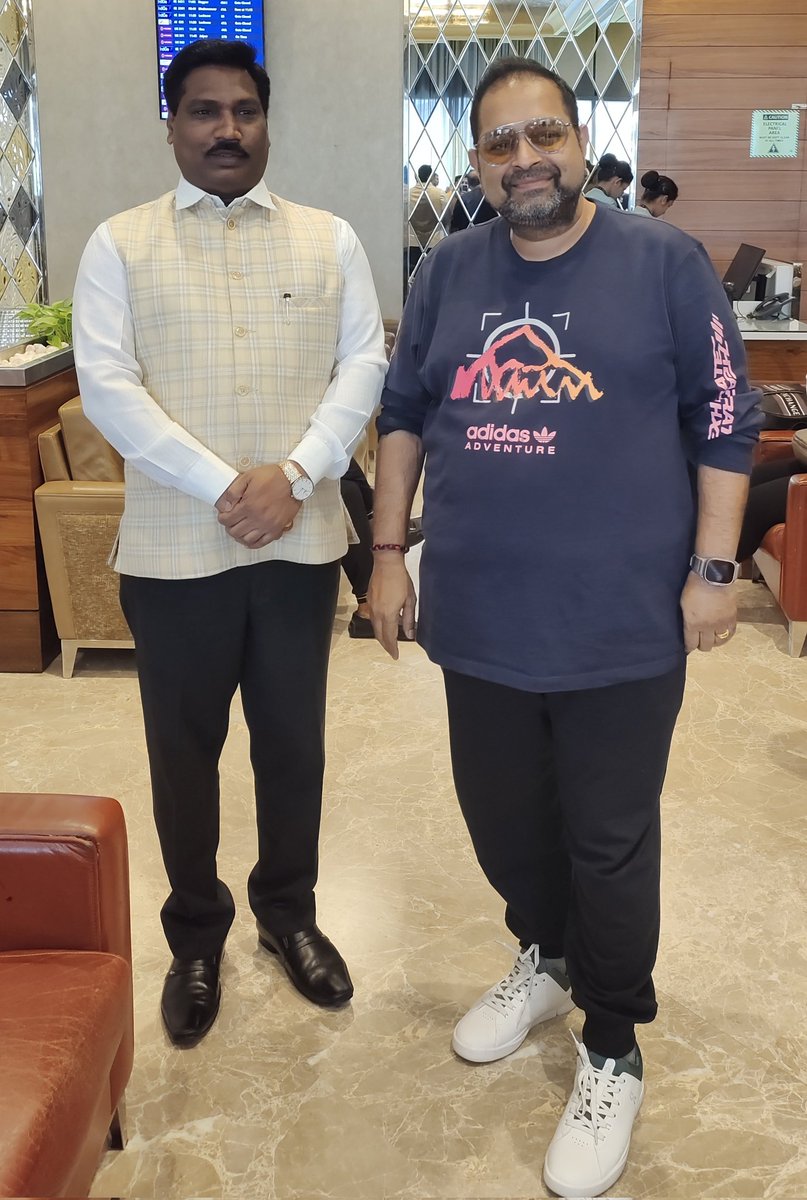 SubhashPardhi6's tweet photo. दि.4.11.2023 को मुंबई एयरपोर्ट पर गायक श्री शंकर माधवन जी इनसे भेट https://t.co/HqxpJf92tZ