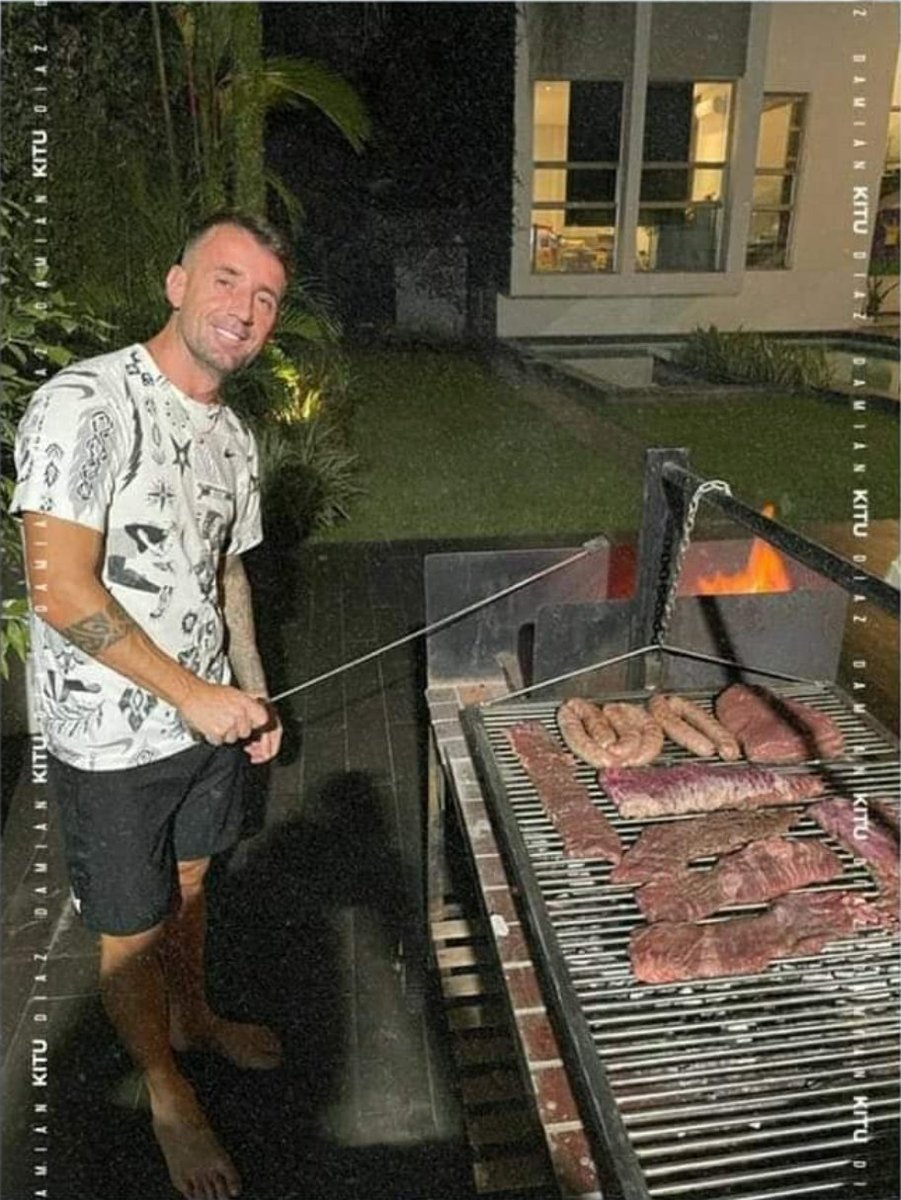 LA CÉDULA NO JUEGA A LA PELOTA. #GermanCano de 35 años fue la figura de #Fluminense en la #FinalLibertadores para que los cariocas ganen la #Libertadores2023, 1era copa internacional de su historia. Fue el goleador y la estrella de la #CopaLibertadores2023. Acá Kitu hace asados🤦‍♂️