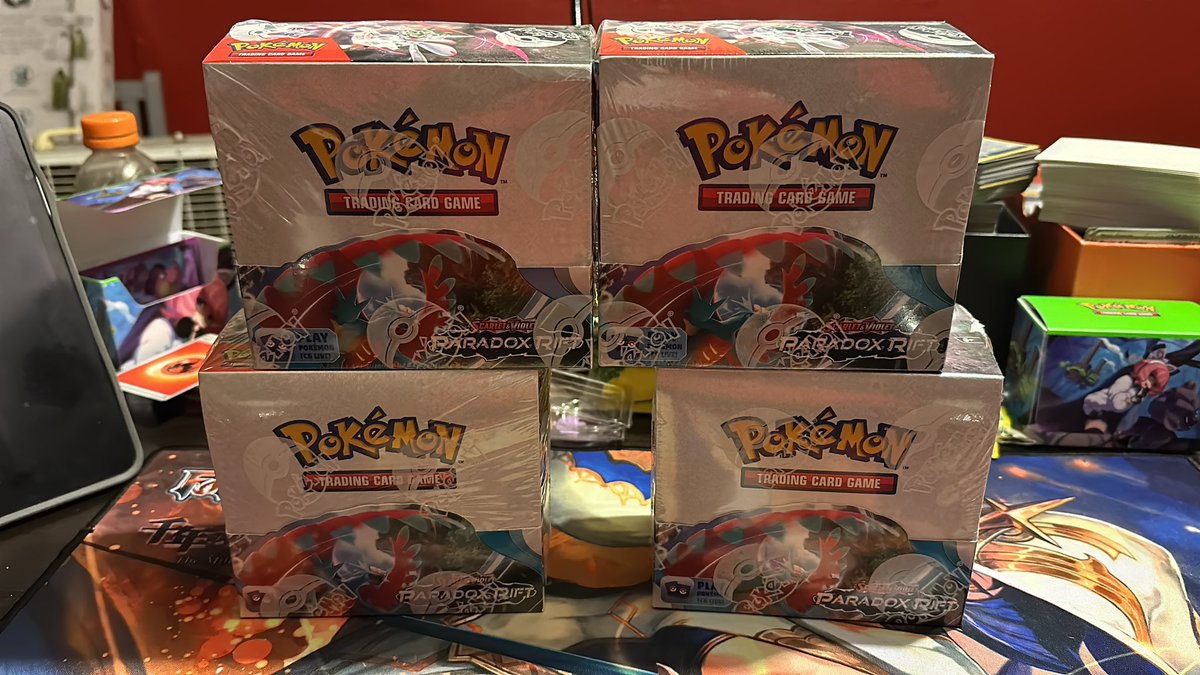 Late night #ParadoxRift <a href="/PokemonTCG/">Pokémon TCG</a> show pull in next tweet