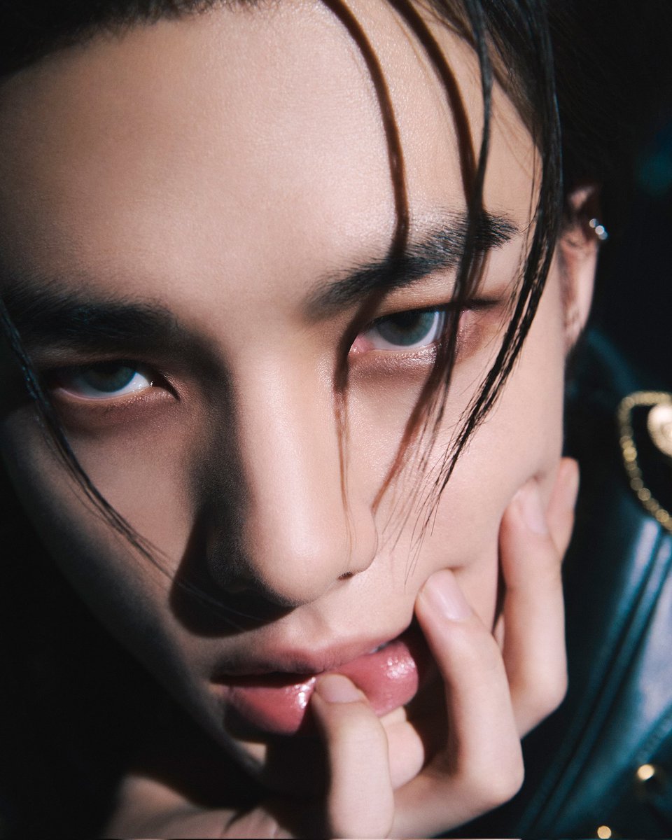 Hyunrnjin's tweet photo. 𝘈 𝘨𝘭𝘪𝘮𝘱𝘴𝘦 𝘪𝘯𝘵𝘰 𝘵𝘩𝘦 𝘥𝘦𝘱𝘵𝘩𝘴, 𝘸𝘩𝘦𝘳𝘦 𝘴𝘦𝘤𝘳𝘦𝘵𝘴 𝘢𝘳𝘦 𝘬𝘦𝘱𝘵,
𝘐𝘯 𝘵𝘩𝘪𝘴 𝘦𝘯𝘪𝘨𝘮𝘢𝘵𝘪𝘤 𝘱𝘰𝘳𝘵𝘳𝘢𝘪𝘵, 𝘵𝘩𝘦 𝘮𝘺𝘴𝘵𝘦𝘳𝘪𝘦𝘴 𝘢𝘳𝘦 𝘢𝘥𝘦𝘱𝘵. https://t.co/5uk4NhmuJC