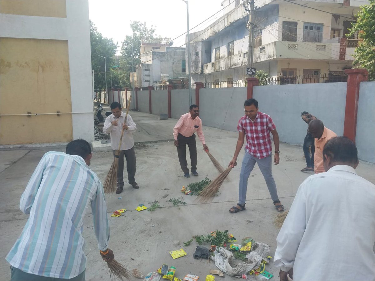 પૂજ્ય બાપુના સ્વચ્છ અને સ્વસ્થ ભારતના નિર્માણ માટે આપણે સૌ સ્વચ્છતા માટે શ્રમદાન કરીએ.આજરોજ "સ્વચ્છતા એજ સેવા" સ્વચ્છતા અભિયાન અંતર્ગત જીલ્લા પંચાયત કચેરીના અધિકારીશ્રી/કર્મચારીશ્રીઓ સાથે સફાઇ અભિયાનને આગળ ધપાવેલ. 
<a href="/CMOGuj/">CMO Gujarat</a> <a href="/SBMR_Gujarat/">Swachh Bharat Mission- Gramin, Gujarat</a> 
<a href="/sbmugujarat/">Swachh Bharat Mission Urban - Gujarat</a> 
#SwachhGujarat2023