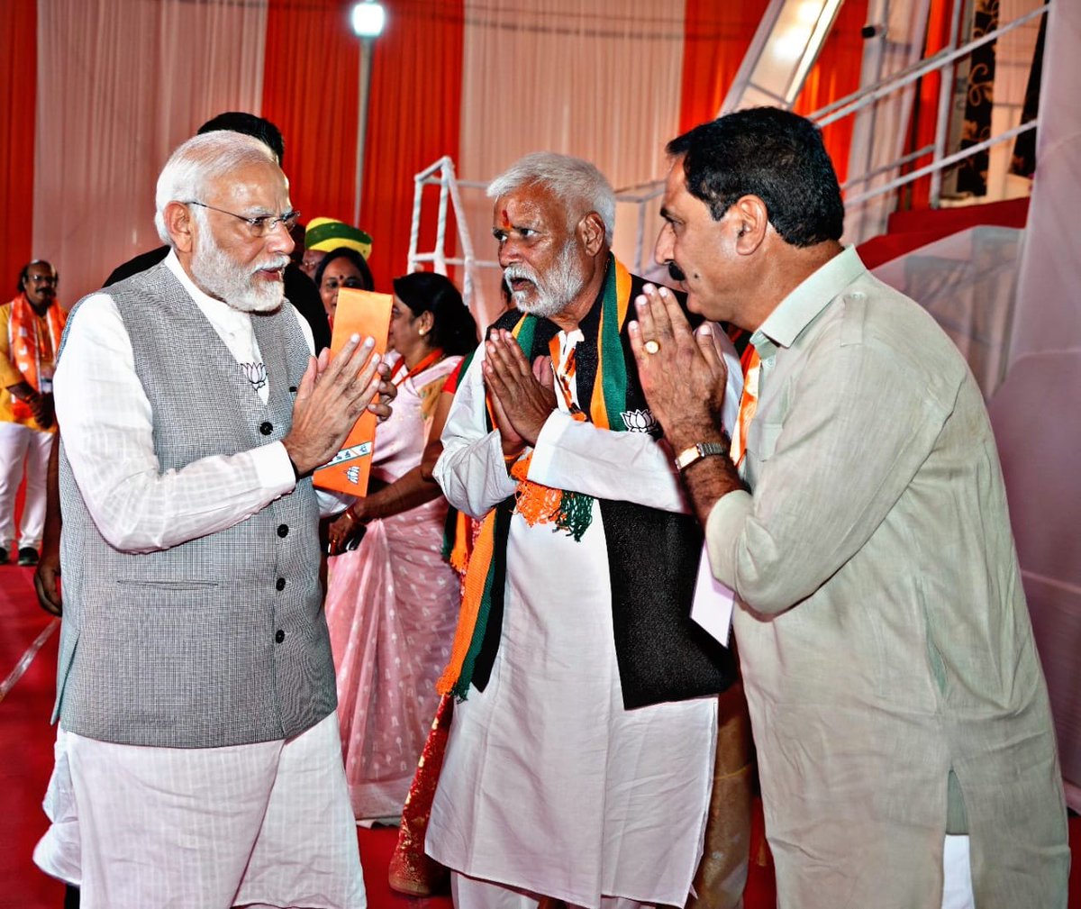 Dilipshekhawat_'s tweet photo. कल रतलाम में आयोजित देश के यशस्वी प्रधानमंत्री माननीय श्री Narendra Modi जी की आम सभा में उनका अभिवादन कर मध्यप्रदेश की माटी पर उनका स्वागत किया।
#narendramodi #bjp4india #bjp4mp #mpkemannmemodi
#जीतेगी_भाजपा_जीतेंगे_मध्यप्रदेश #नागदा_खाचरोद_विधानसभा #dilipsinghshekhawat https://t.co/A97MR9yHqB