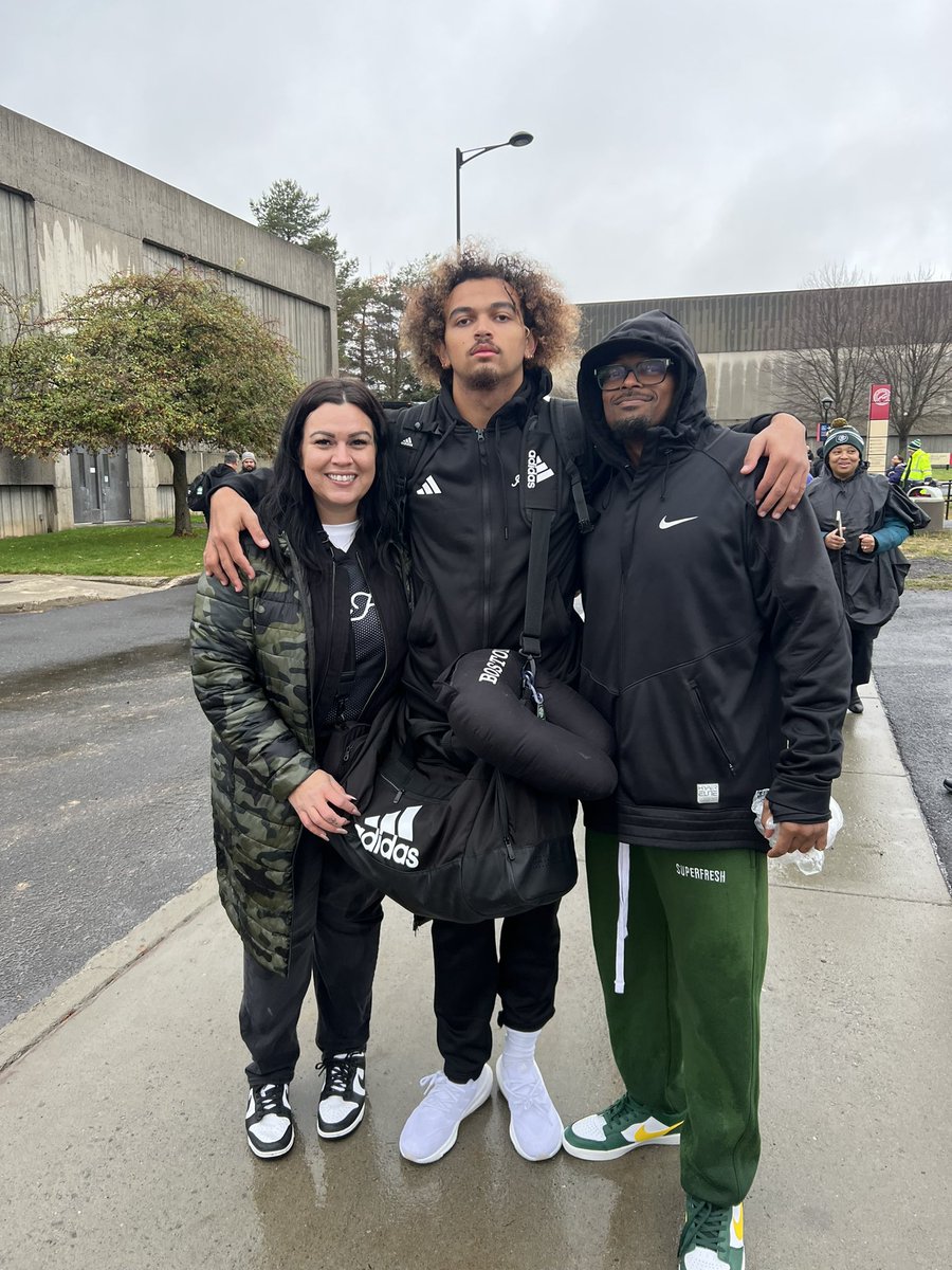 tricityqueen20's tweet photo. We can check sitting in the rain in eastern Washington for 3 hours off our bucket list 😜 all jokes aside- your time will come.
We love you sonshine! #bos #Bwil https://t.co/pw0gNrJXSP