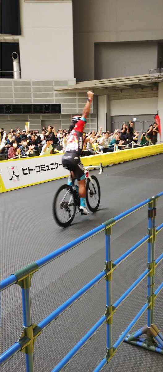 fcbliebe1900's tweet image. バーレーン・ヴィクトリアスがさいたまクリテのチームタイムトライアル優勝が決まった瞬間、新城幸也選手、手を上げてガッツポーズしながら「ペリョ！俺たちが勝ったぞ!」とアリーナで雄叫びを挙げてチーム皆でハグ。狙ってたはずなので優勝おめでとう!
#さいたまクリテリウム
#RideAsOne