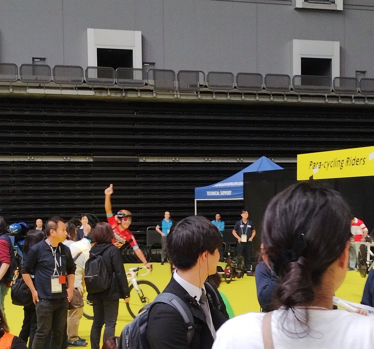 fcbliebe1900's tweet image. バーレーン・ヴィクトリアスがさいたまクリテのチームタイムトライアル優勝が決まった瞬間、新城幸也選手、手を上げてガッツポーズしながら「ペリョ！俺たちが勝ったぞ!」とアリーナで雄叫びを挙げてチーム皆でハグ。狙ってたはずなので優勝おめでとう!
#さいたまクリテリウム
#RideAsOne