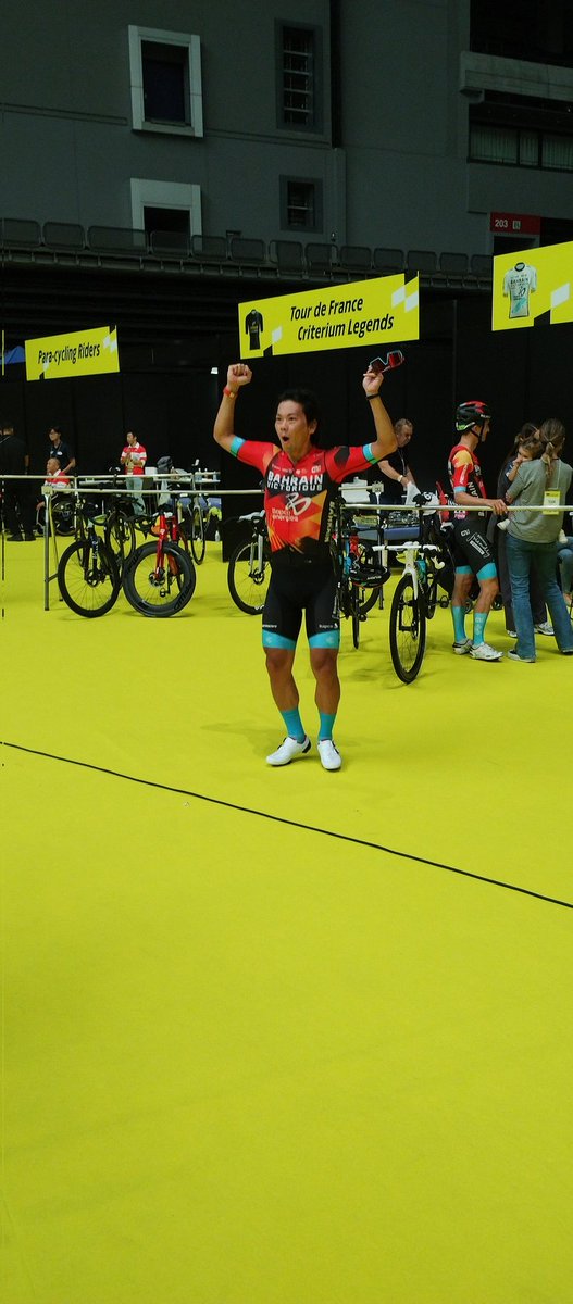 fcbliebe1900's tweet image. バーレーン・ヴィクトリアスがさいたまクリテのチームタイムトライアル優勝が決まった瞬間、新城幸也選手、手を上げてガッツポーズしながら「ペリョ！俺たちが勝ったぞ!」とアリーナで雄叫びを挙げてチーム皆でハグ。狙ってたはずなので優勝おめでとう!
#さいたまクリテリウム
#RideAsOne