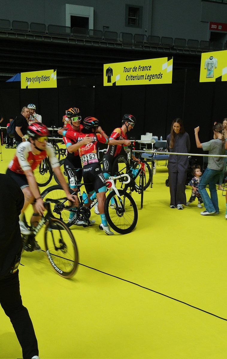 fcbliebe1900's tweet image. バーレーン・ヴィクトリアスがさいたまクリテのチームタイムトライアル優勝が決まった瞬間、新城幸也選手、手を上げてガッツポーズしながら「ペリョ！俺たちが勝ったぞ!」とアリーナで雄叫びを挙げてチーム皆でハグ。狙ってたはずなので優勝おめでとう!
#さいたまクリテリウム
#RideAsOne