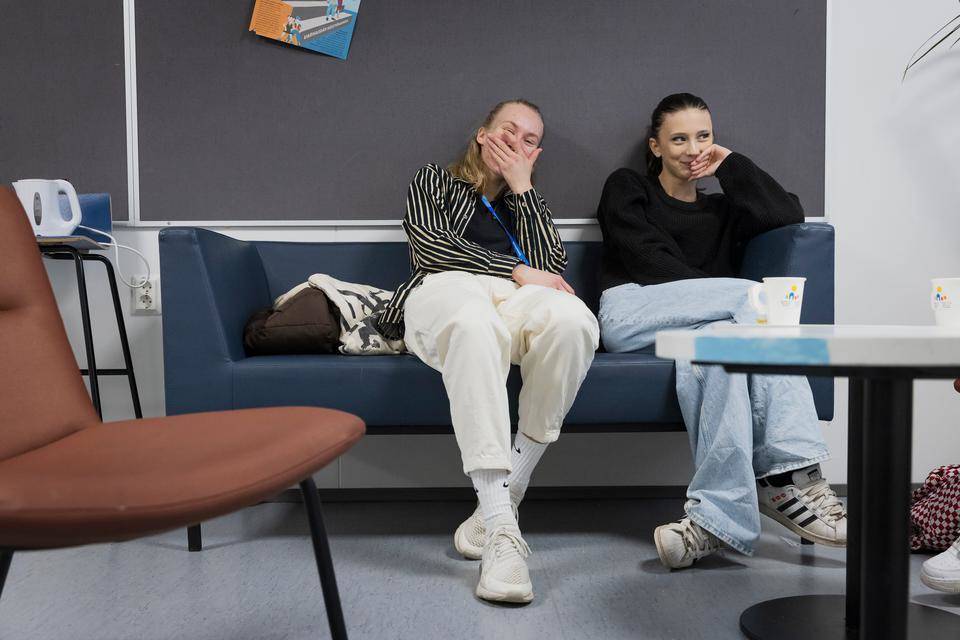 VantaanSanomat's tweet photo. VS-reportaasi | Vantaalaiskoululla työskentelee todellinen helmi, joka saa nuoret tunneille – "Siistii kun sä jaksoit tulla" https://t.co/ILohNr1KYY https://t.co/EYgCJcFoly