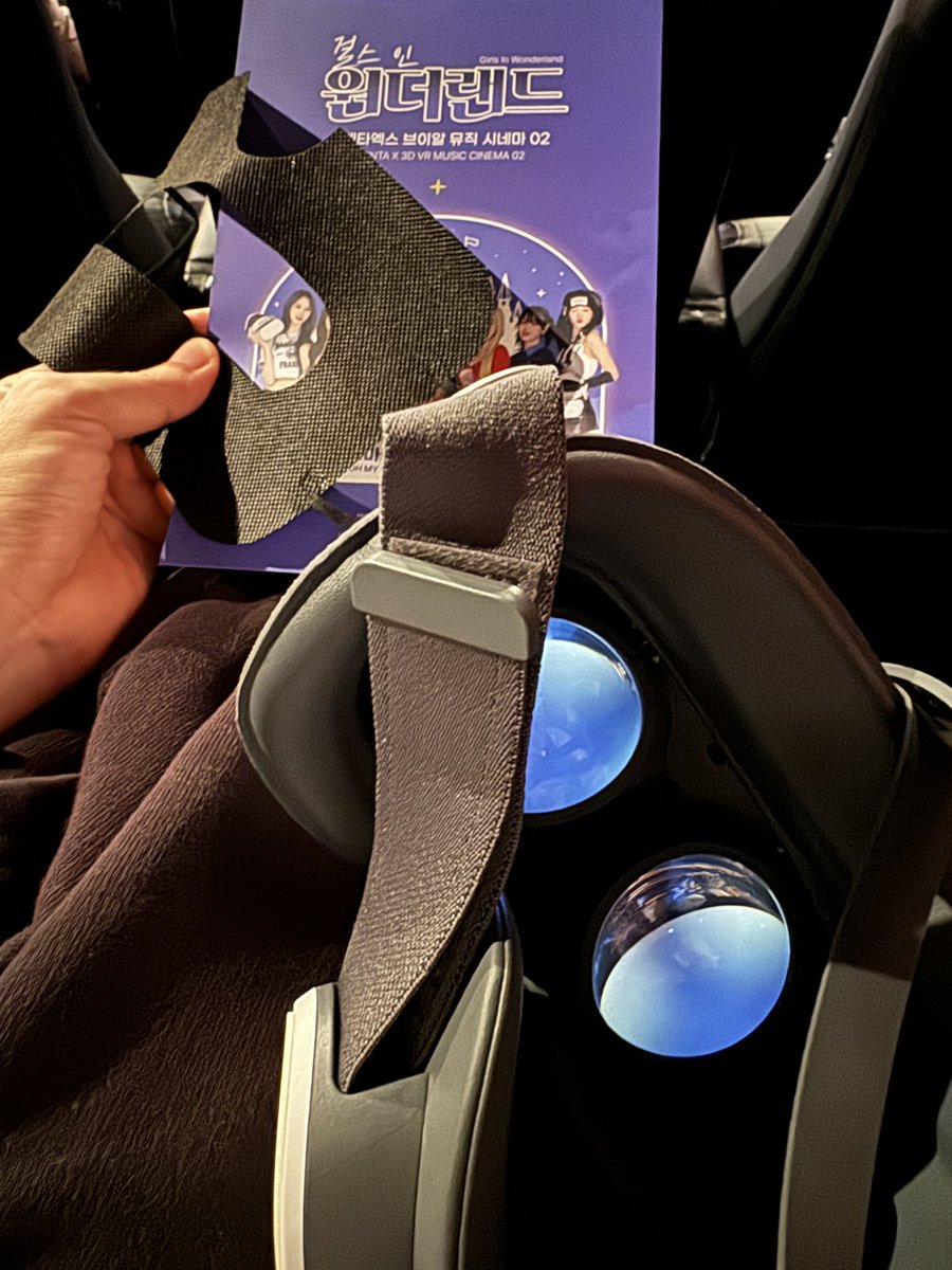 milkywaynmb's tweet image. 그냥 음악영화인줄 알고 보러갔다가 현장에서 VR헤드셋 나눠준다는 말 듣고 VR관람이란걸 알았네 ㅎㅎ

곡은 옴걸 5곡 채연 3곡해서 총 8곳이었는데 VR기기가 좀 불편해서 후반부는 좀 힘들었다..

그래도 오랜만에 또 옴걸x채연 보니 좋았음!

#VENTAX #걸스인원더랜드 #kpopvr