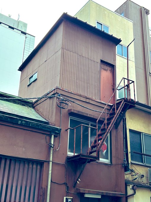 すごい!窓から出て階段上がらないと上の部屋に行けない!増築したのかな? 
