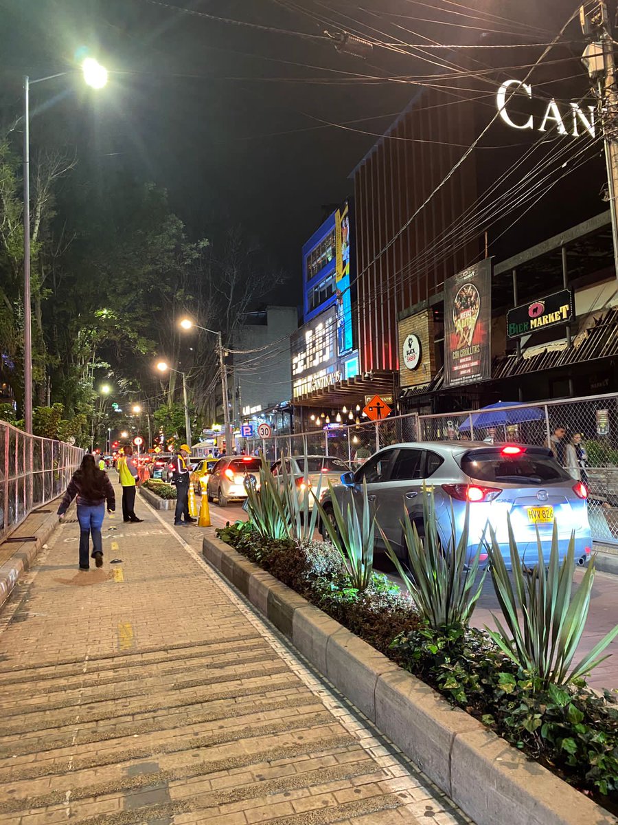 AndresCNietoR's tweet photo. ¡Entre todos podemos más!
Gracias a los empresarios de la #ZonaT #ZonaH y 85 en @Bogota por todo el compromiso, con nuestra #RedCUIDAdana podemos articular @SeguridadBOG y @PoliciaBogota en este tipo de dispositivos para generar orden y control que dan seguridad a la ciudadanía https://t.co/zUm9Jq0Dag