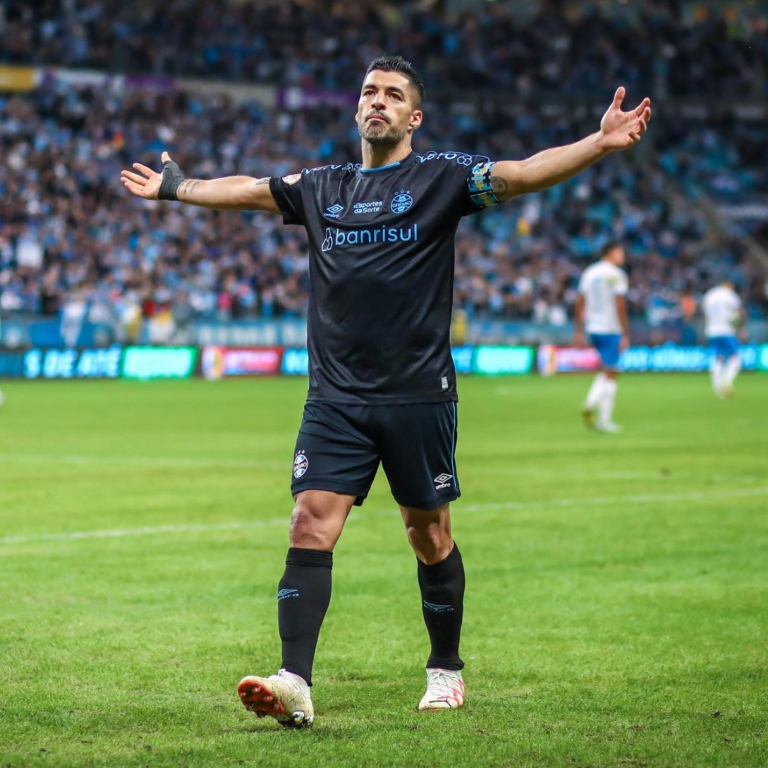 Con casi 37 años de edad, <a href="/LuisSuarez9/">Luis Suárez</a> sigue resolviendo juegos en Brasil. Hoy marcó el gol con el que Gremio venció a Bahía. El máximo goleador de La Celeste suma ¡¡11 GOLES + 10 ASISTENCIAS!! en 27 partidos disputados en el Brasileirao. Está en el TOP 5 de goleadores, es el