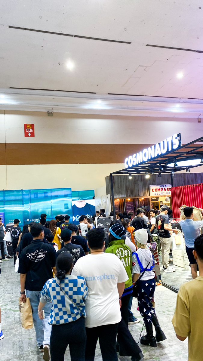 adnptr__'s tweet image. Kemarin sempet ke USS di JCC, aman nyaman ga terlalu padat, jadi pas pilih item tenang, harga affordable, seru karena all the brands ngumpul jadi ga perlu visit ke storenya di mall satu satu, dapet 1 item di ODD dan jempol buat pelayanan ODD mantep bgt!!!