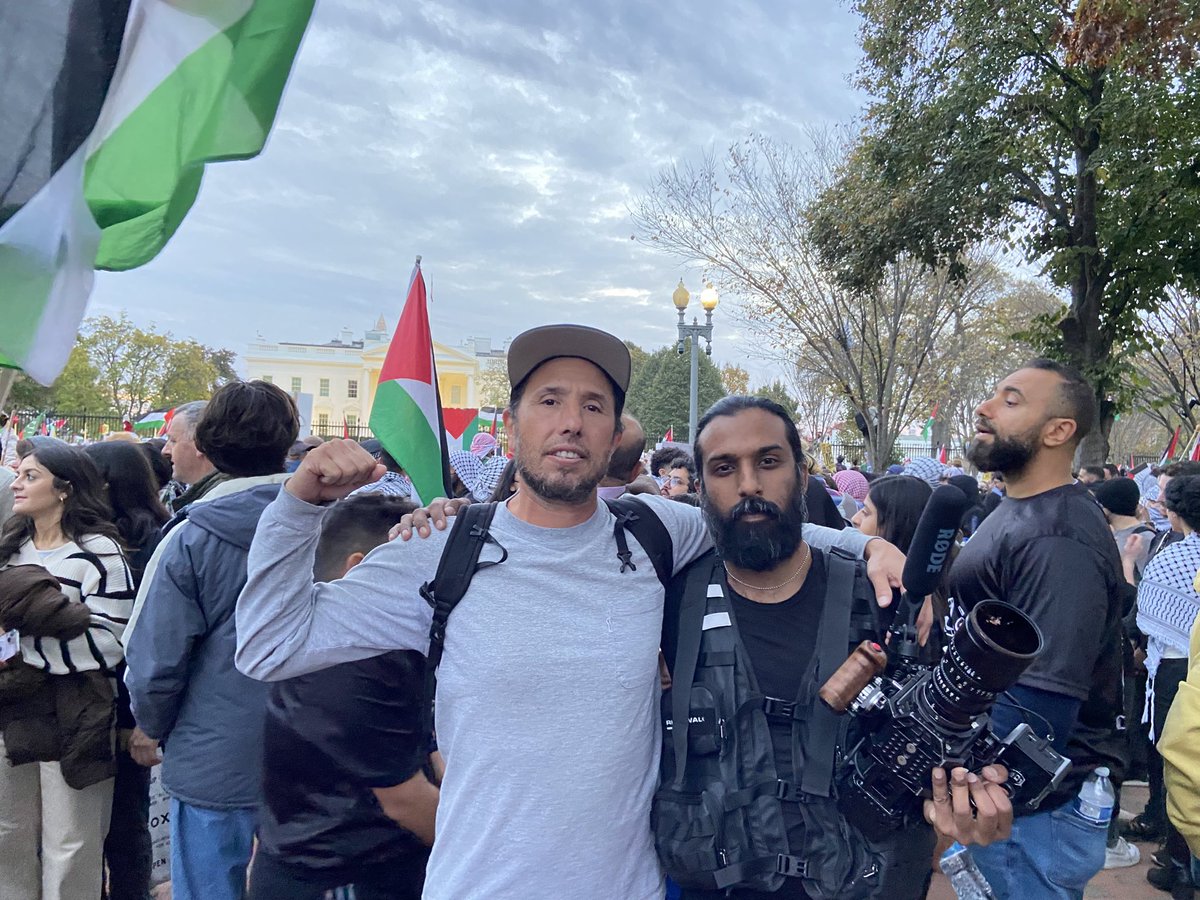 Zack De La Rocha (Rage Against The Machine) ikut aksi bela Palestina di Washington DC [4/11].

Di sebelah kanan Zack adalah Sunny Singh, videografer / pengarsip show hardcore-punk, Hate5six.

#FreePalestine