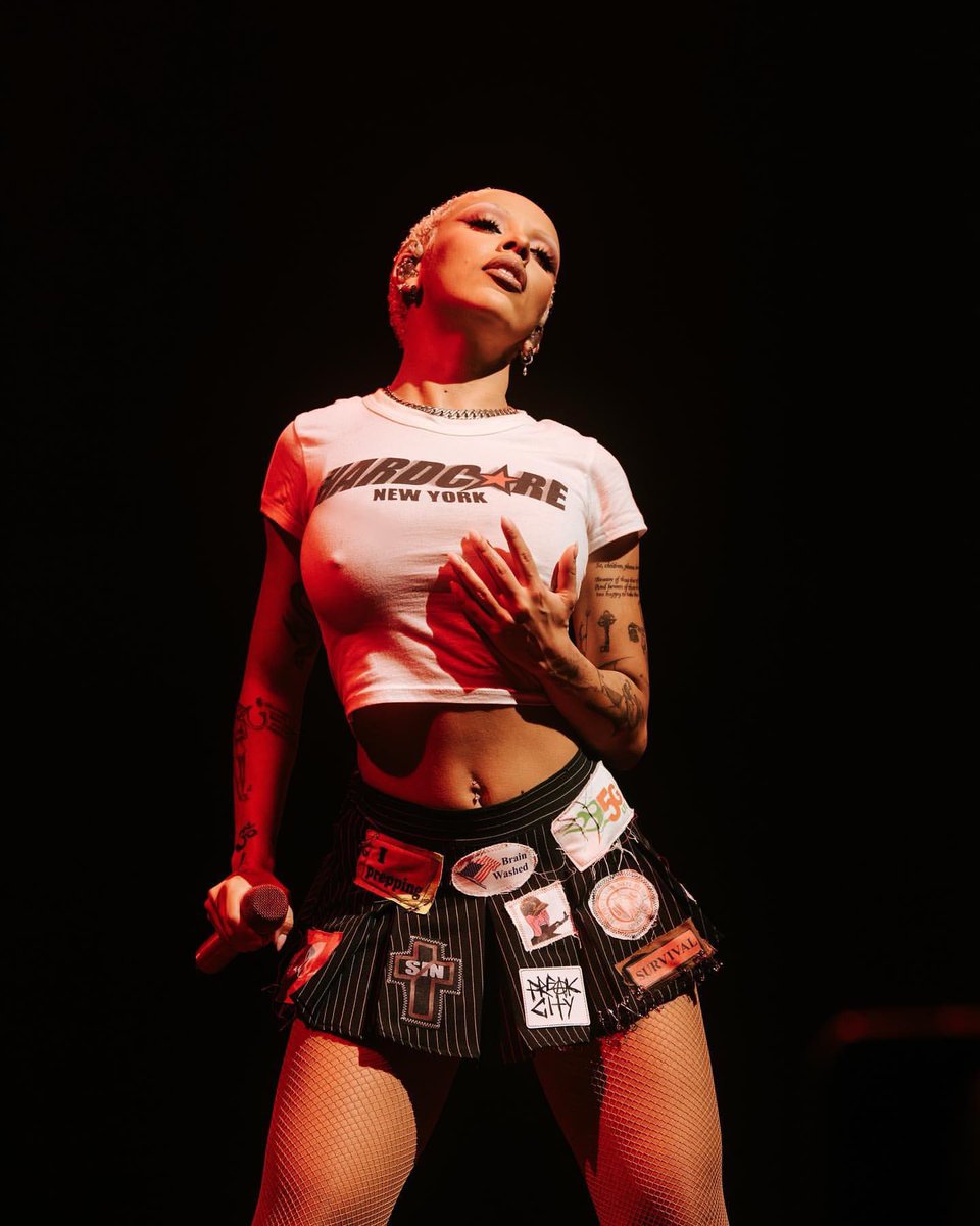 .<a href="/DojaCat/">DOJA CAT</a> in a custom <a href="/FREAKCITYLA/">FREAK CITY</a> “iPrep Skool Gurl” skirt at Las Vegas, NV! #TheScarletTour 🩸