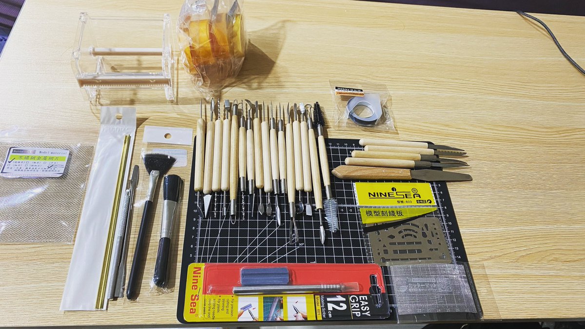 Herman_zn64's tweet photo. 入手新的工具🧰

不鏽鋼金屬網片
扇形清潔刷
造型雕塑刀22件組
攪拌調漆棒
遮蓋膠帶台
遮蓋膠帶5件組
6mm刻線硬邊膠帶
實心黃銅棒（1.2/2.0/3.0）mm
不鏽鋼刻線針
金屬刻線板
A4 切割墊

#工具 #模型製作 #模型工具 #改造工具 # https://t.co/nTpoXYCsLG