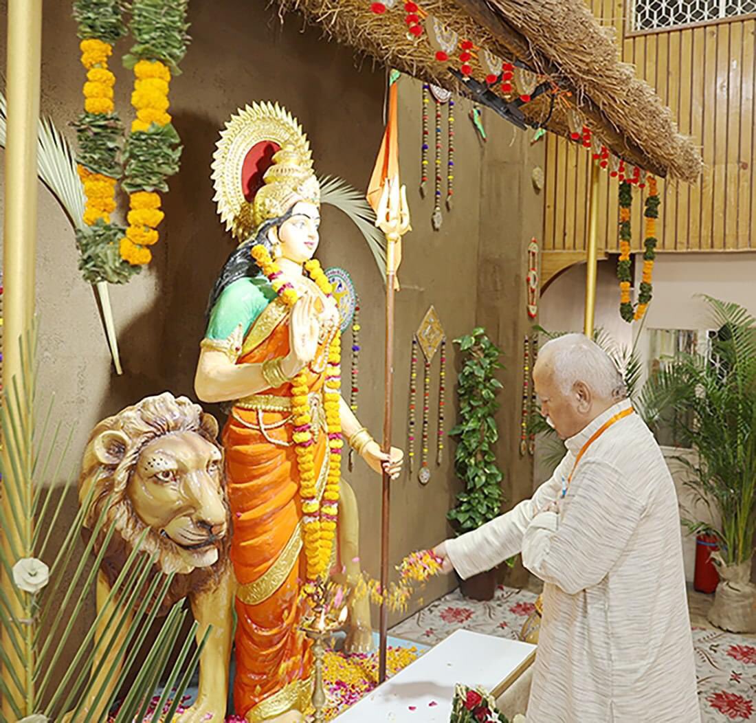 RSSorg's tweet photo. राष्ट्रीय स्वयंसेवक संघ के अखिल भारतीय कार्यकारी मंडल की बैठक आज दिनांक 05 नवंबर को प्रारंभ हुई। बैठक का आयोजन भुज (जि. कच्छ, गुजरात) स्थित श्री कच्छी लेवा पटेल समाज, सरदार पटेल विद्या संकुल में किया गया है। बैठक का शुभारंभ परमपूजनीय सरसंघचालक डॉ. मोहन जी भागवत और माननीय सरकार्यवाह श्री दत्तात्रेय होसबाले जी ने भारत माता के चित्र के समक्ष पुष्पांजलि अर्पित करके किया।