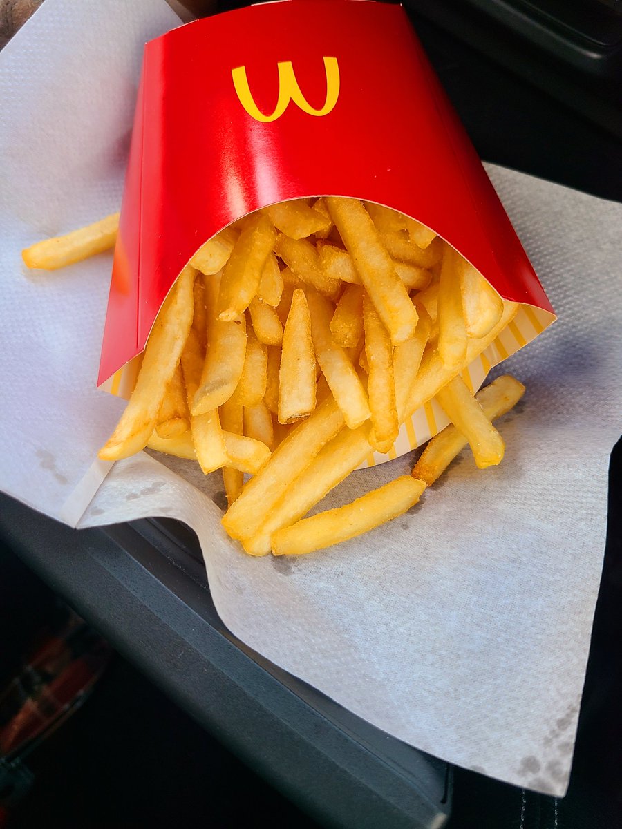 satoyuu0611's tweet photo. お気に入りのヘルシーフード🍟

車の中でポテト🍟を食べることによる時間短縮！
更に、下に引いた紙ナプキンが油を吸いとることによりカロリーは0です！

#HEAL3
#healthychallenge https://t.co/YU6gYasGnD
